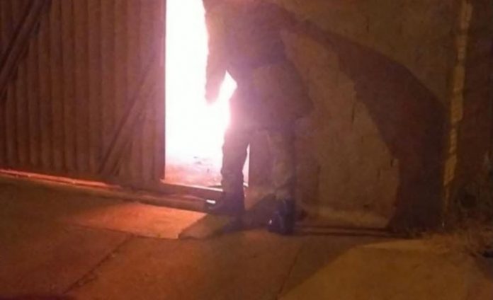 PMs conseguem resgatar homem preso dentro de casa em chamas; VÍDEO