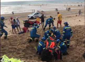 Adolescente cava buraco em praia na Inglaterra, é soterrado e precisa ser resgatado