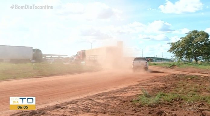 Sem asfalto, poeira incomoda motoristas que trafegam pela TO-422 em Araguaína