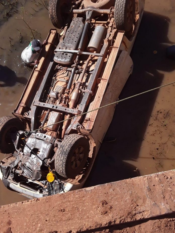 Motorista morre após caminhonete cair de ponte em estrada vicinal no sul do estado