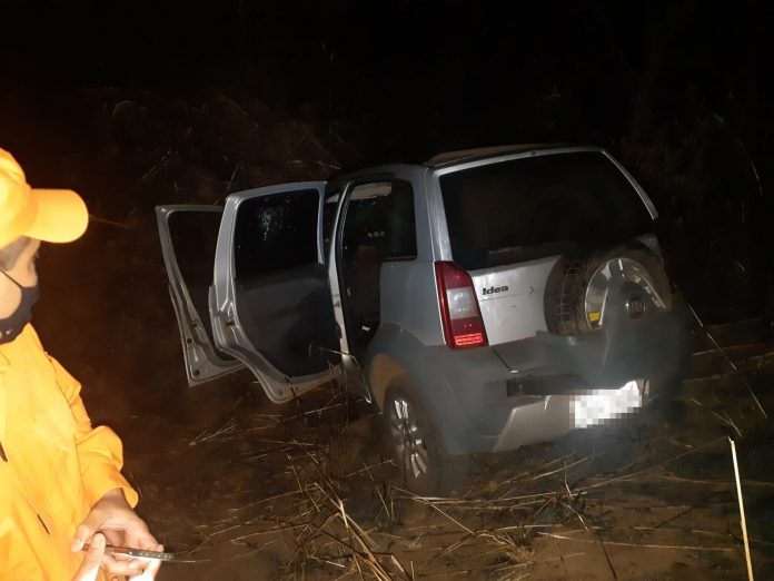 Uma pessoa morre e três ficam feridas após carro passar por rotatória e cair em vala