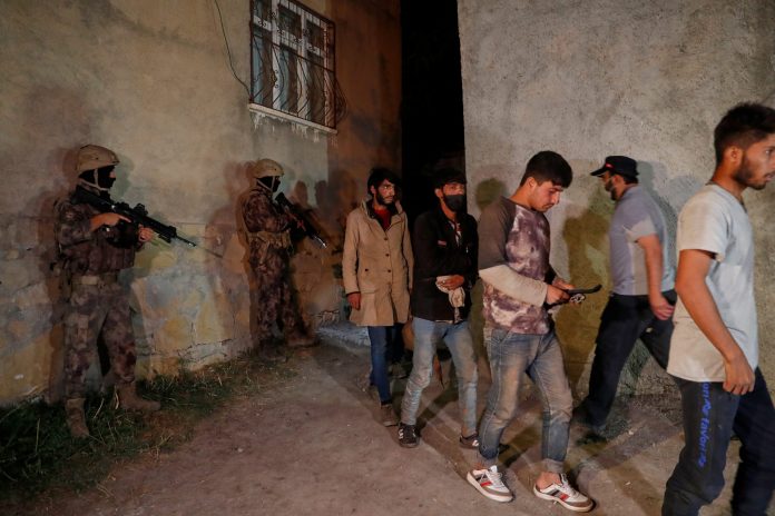 2021-08-22t010624z-2052104833-rc2z9p9b8os0-rtrmadp-3-afghanistan-conflict-turkey-migrants-scaled