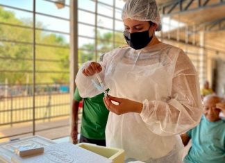Idosos que vivem em abrigos de Palmas recebem dose de reforço contra o coronavírus
