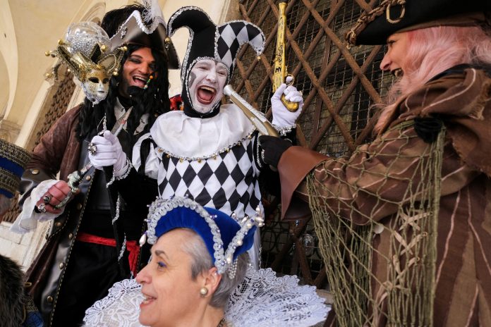 2022-02-13t132621z-1123620748-rc20js9vv00j-rtrmadp-3-italy-carnival-venice-scaled