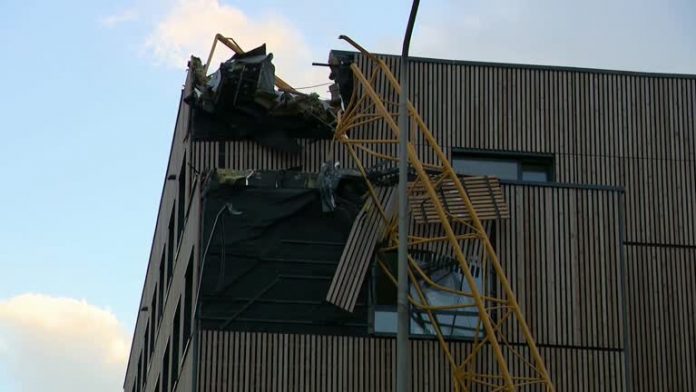 2022-02-18t175648z-1-lwd001bjp67gn-rtrwnev-e-5208-europe-weather-belgium-crane