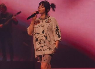 Billie Eilish faz pausa em show para ajudar fã e oferece inalador