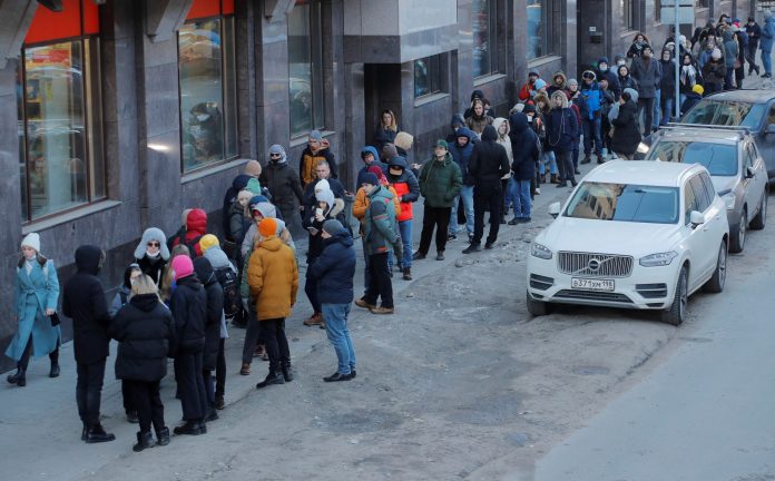 2022-02-27t135856z-1315302050-rc2css9apy61-rtrmadp-3-ukraine-crisis-russia-banks-1-scaled