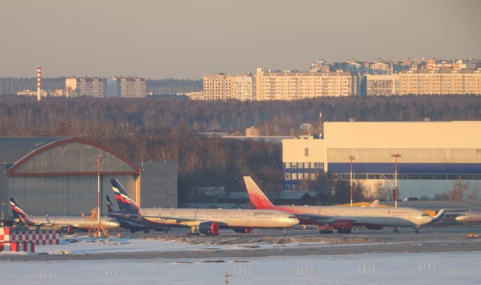 2022-03-03t173052z-130690936-rc2pts9z0rmh-rtrmadp-3-ukraine-crisis-russians-escape-scaled