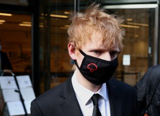 Ed Sheeran canta no tribunal em julgamento sobre direitos autorais de ‘Shape Of You’