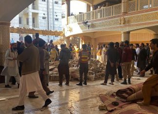 28 pessoas morrem e mais de 150 ficam feridas após explosão em mesquita no Paquistão
