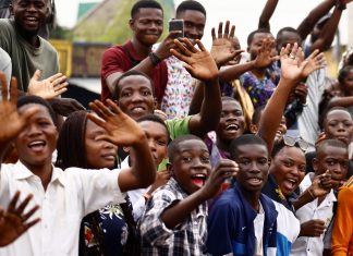 ‘Tirem as mãos da África’, diz papa Francisco ao mundo rico