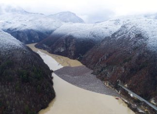 FOTOS: rio nos Balcãs se torna ‘lixão flutuante’