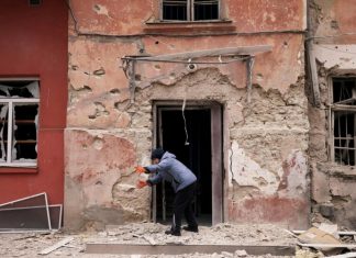 Bombardeio atinge zona residencial de Kherson, sul da Ucrânia, e mata três civis