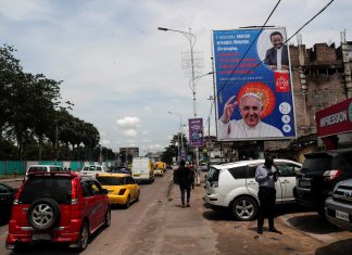 Palco que receberá papa Francisco desaba parcialmente na República Democrática do Congo