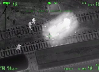 Homem rouba viatura, capota e por pouco não é pego por trem nos EUA