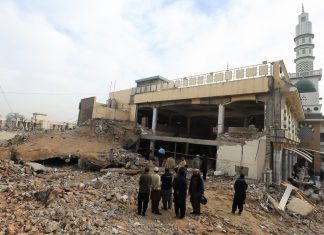 Suspeitos de envolvimento na explosão de mesquita no Paquistão são detidos pela polícia