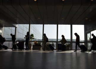Casal abandona bebê para não pagar passagem extra em aeroporto de Israel