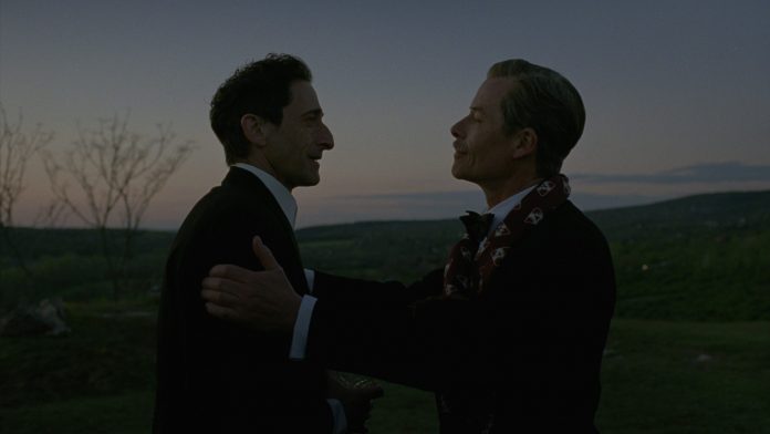 o-brutalista-adrien-brody-guy-pearce-scaled