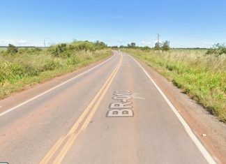 Carro capota e deixa pelo menos uma pessoa morta e feridos na BR-010