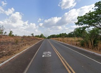 Motociclista morre após bater em caminhão durante tentativa de ultrapassagem, diz PM