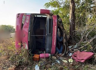 Ônibus com 46 passageiros tomba na BR-230 e deixa feridos após motorista perder o controle, diz PM