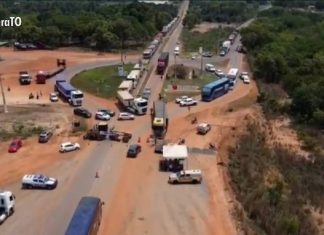 Prefeito fecha acessos de cidade pela TO-222 após aumento do fluxo de veículo pesados e pressiona DNIT: ‘tapa-buraco não resolve’