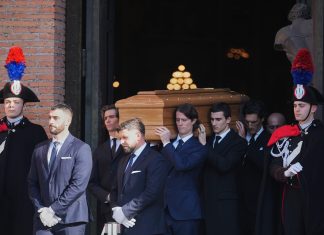 Estrelas e público se despedem de Valentino em funeral em Roma