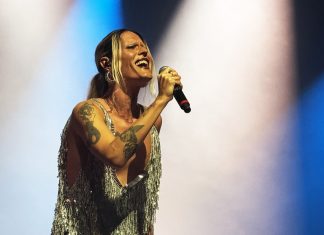 Catto renasce como Vênus ao amplificar a potência de ‘Caminhos selvagens’ em show ardente com gozos e cicatrizes