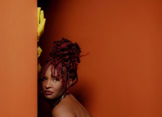 Larissa Luz demole preconceitos raciais e sexuais de antigos Carnavais no tom inclusivo do single folião ‘Marchona’