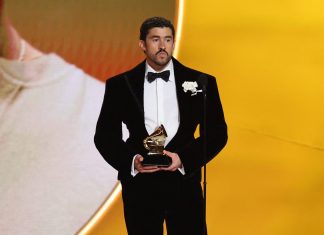 Bad Bunny é aplaudido em discurso contra agência de imigração nos EUA: ‘Não somos animais’