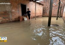 Temporal faz córrego transbordar e alaga casas em Gurupi