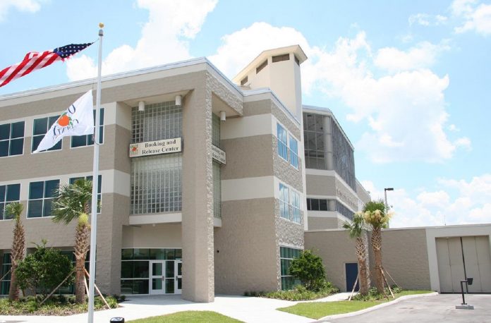 Como é o presídio onde a esposa de Henrique, da dupla com Juliano, passou a noite após prisão nos EUA