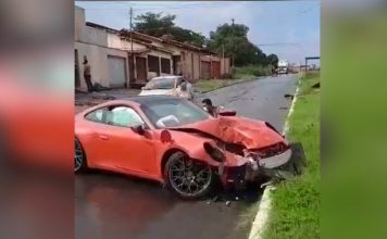 Porsche, de mais de R$ 700 mil, que perdeu o controle e bateu em poste, teve perda total, diz dono
