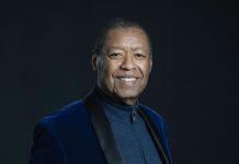 Ron Kenoly, cantor gospel americano, morre aos 81 anos