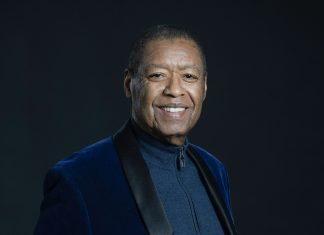 Ron Kenoly, cantor gospel americano, morre aos 81 anos