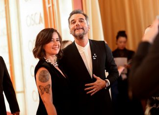 Oscar 2026: Wagner Moura usa broche de designer brasileiro que simboliza ramo carregado pela pomba da paz
