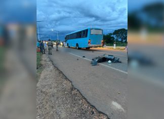 Motociclista morre após acidente com ônibus na entrada de ponte na BR-235, em Pedro Afonso