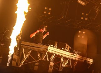 Skrillex faz set ‘fritação’ com direito a funk, reggae e Whitney Houston