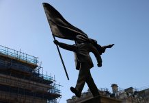 Banksy instala estátua de homem empunhando bandeira no centro de Londres