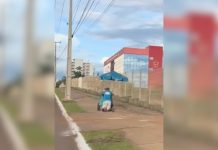 Mulher filma vendedor de sorvete de joelhos com carrinho e se emociona: ‘Era sobre fé’; VÍDEO