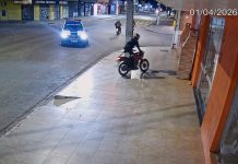 Motociclista perde o controle da direção ao fugir da polícia e atinge churrasqueira em loja; VÍDEO