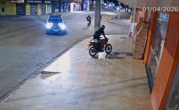 Motociclista perde o controle da direção ao fugir da polícia e atinge churrasqueira em loja; VÍDEO
