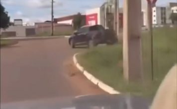 Caminhonete arrasta moto após acidente de trânsito em Palmas; VÍDEO