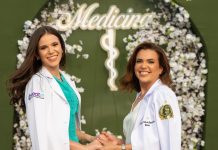 Mãe e filha estudaram juntas para passar em medicina e agora dividem a mesma sala de aula