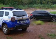 Homem é encontrado morto em carro e corpo fica na chuva por horas: ‘Humilhação para as famílias’, diz tenente