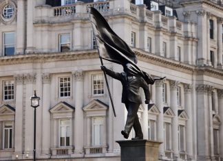 Autoridades de Londres não vão remover estátua de Banksy instalada perto do The Mall