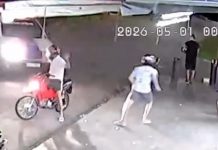 Policial tropeça e cai durante perseguição a adolescentes; VÍDEO