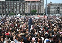 BTS no México: 50 mil fãs se reúnem em frente ao palácio presidencial para ver o grupo