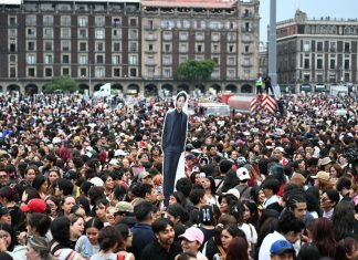 BTS no México: 50 mil fãs se reúnem em frente ao palácio presidencial para ver o grupo