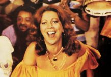 Nascida há 80 anos, Beth Carvalho permanece na memória nacional como sólida referência do samba carioca